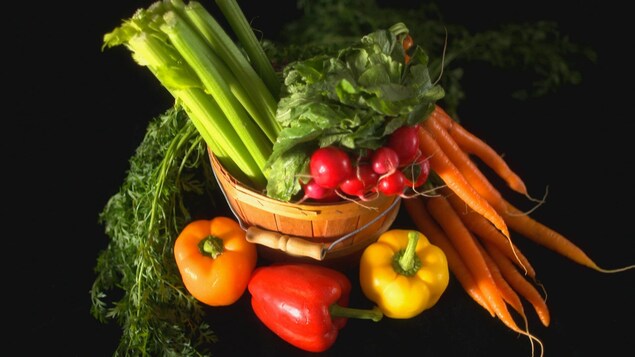 Des légumes dans un panier d'osier.