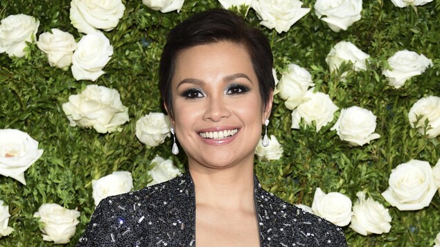 Close-up na kuha ng mukaha ni Lea Salonga.