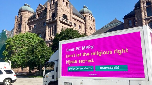 Une affiche sur un camion indique le message suivant: Chers députés provinciaux conservateurs, ne laissez pas la droite religieuse s'approprier le programme d'éducation sexuelle. Une affiche sur un camion indique le message suivant: Chers députés provinciaux conservateurs, ne laissez pas la droite religieuse s'approprier le programme d'éducation sexuelle.