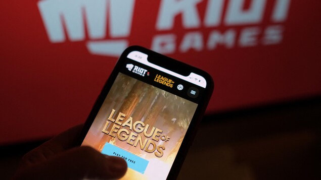 Un téléphone intelligent affiche la page d'accueil de la version mobile du jeu league of legends.