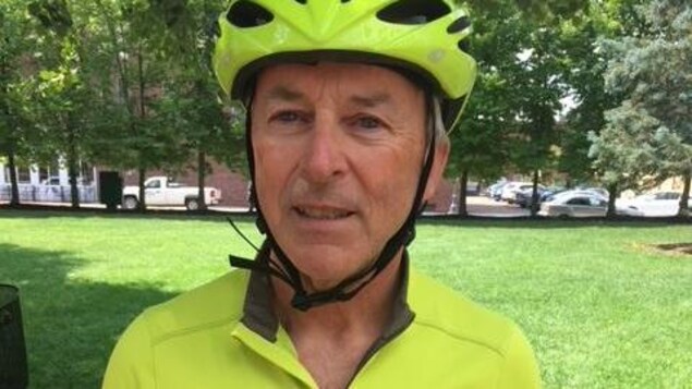 Mark LeBlanc en costume de cycliste, devant l'hôtel de ville de Moncton Mark LeBlanc en costume de cycliste, devant l'hôtel de ville de Moncton