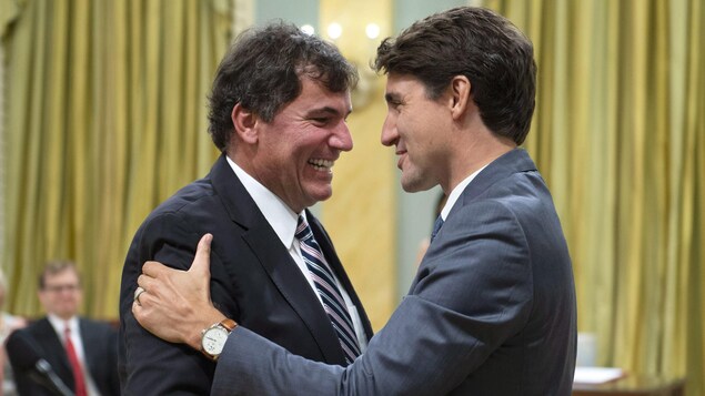 Le premier ministre Justin Trudeau serre la main de Dominic LeBlanc. Le premier ministre Justin Trudeau serre la main de Dominic LeBlanc.