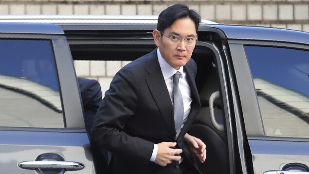 Lee Jae-yong sort d'une voiture.