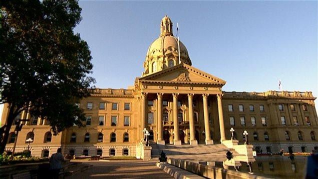 L'Assemblée législative de l'Alberta vue de l'extérieur en été.