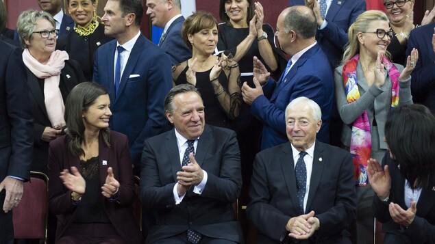 Des élus assis qui applaudissent. Des élus assis qui applaudissent.