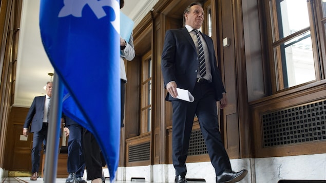 M. Legault marche dans un couloir de l'Assemblée nationale.