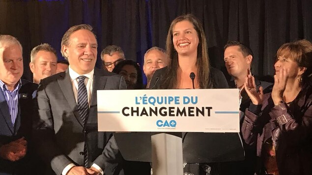 Geneviève Guilbault était tout sourire lorsqu’elle s’est présentée devant les militants de la CAQ. Elle était accompagnée du chef François Legault et d'autres militants caquistes.
