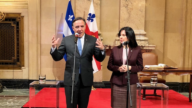 Un point de presse des deux élus dans le hall de l'hôtel de ville.