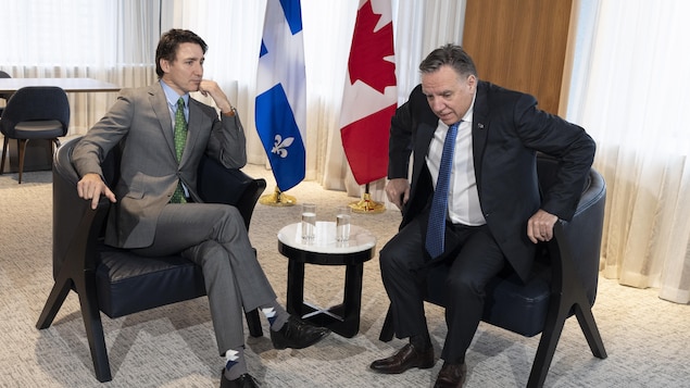 Justin Trudeau et François Legault s'asseyant à la même table.