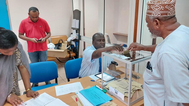 France : le second tour des législatives a commencé en outre-mer