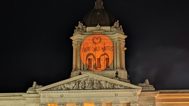 Le Palais législatif du Manitoba avec une projection orange, le 26 septembre 2022.