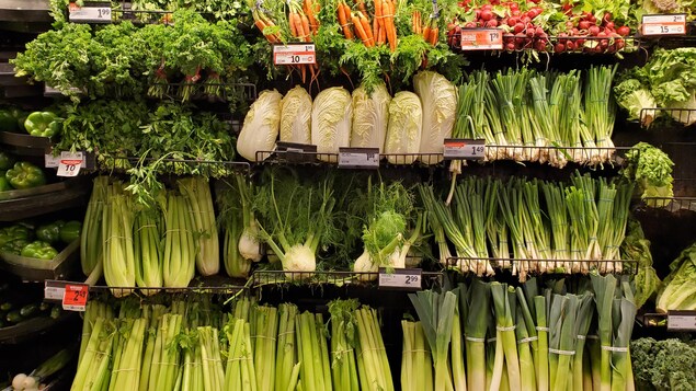 Des légumes sur un étal à l'épicerie.