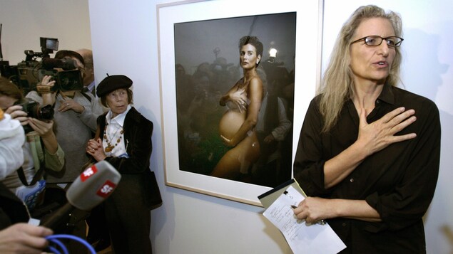 Annie Leibovitz devant sa célèbre photo de l'actrice Demi Moore