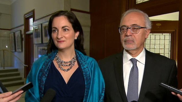 Marie Montpetit et Carlos Leitao s'adressent aux journalistes. Marie Montpetit et Carlos Leitao s'adressent aux journalistes.