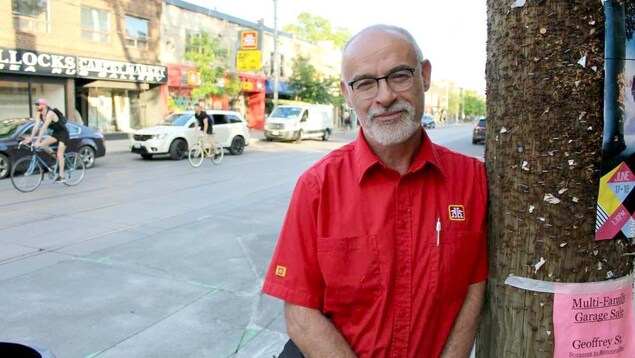 Le portrait d'un homme dans la rue Le portrait d'un homme dans la rue