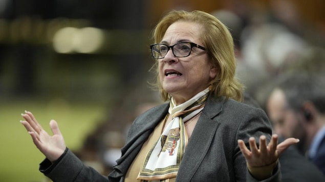 Lena Diab écarte les mains en prenant la parole à la Chambre des communes.