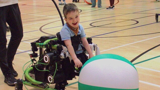 Un enfant atteint de paralysie cérébrale fait ses premiers pas grâce à un robot