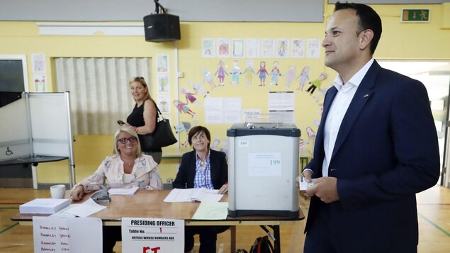 Le premier ministre de l'Irlande arrive au bureau de vote. Le premier ministre de l'Irlande arrive au bureau de vote.