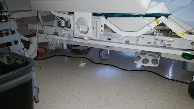 Un plat rempli avec de la litière pour chat a été placé sous le lit d'hôpital de Leola Chiasson Hawkins afin de masquer l'odeur qui se dégageait de sa plaie. Un plat rempli avec de la litière pour chat a été placé sous le lit d'hôpital de Leola Chiasson Hawkins afin de masquer l'odeur qui se dégageait de sa plaie.