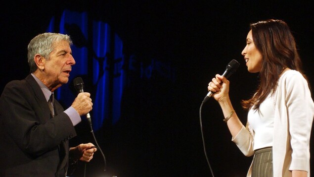 Le poète et chanteur canadien Leonard Cohen chante avec Anjani en concert en 2007 Le poète et chanteur canadien Leonard Cohen chante avec Anjani en concert en 2007