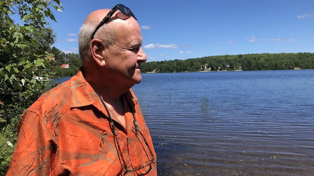 Léonard Lafontaine devant le lac Sainte-Marie Léonard Lafontaine devant le lac Sainte-Marie