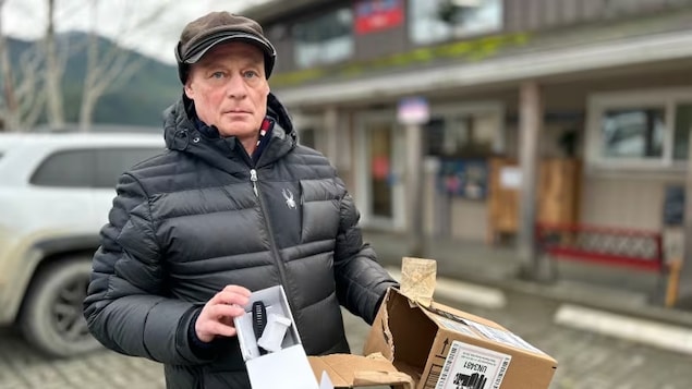 Leo Chteinberg was expecting to pick up a $2,100 watch he’d ordered from Amazon. Instead, the package contained an empty watch box and an additional silicone strap. (Submitted by Gord Kurbis)
