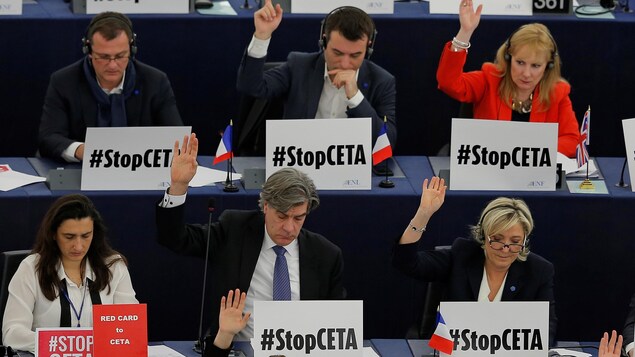 Certains députés européens, dont Marine Le Pen, ont voté contre la ratification de l'accord de libre-échange. Certains députés européens, dont Marine Le Pen, ont voté contre la ratification de l'accord de libre-échange.