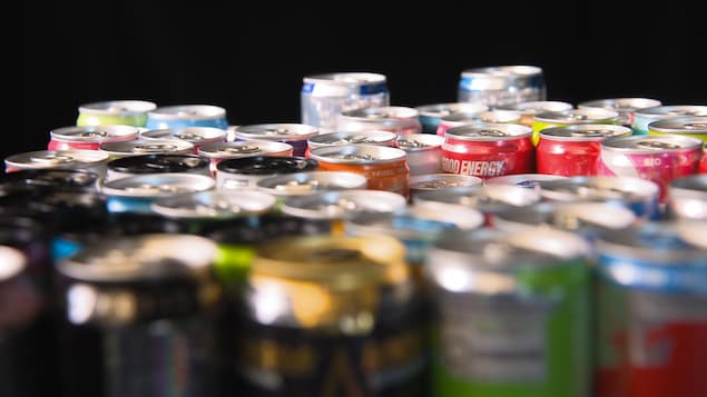 Des boissons énergisantes sur fond noir.