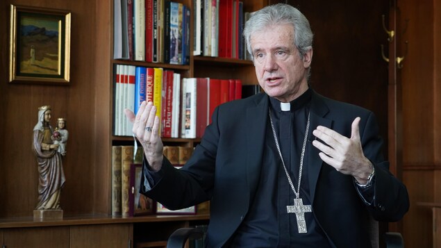 Mgr Lépine en tenue de prêtre.