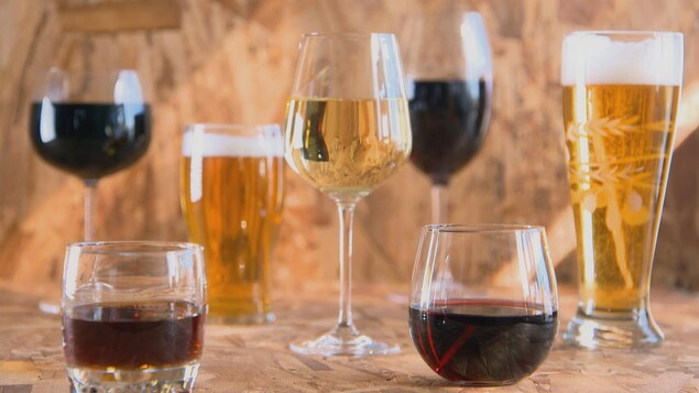 Des verres de vin et de bières sur une table.