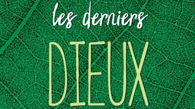 Sur un fond vert qui représente une feuille d'arbre est inscrit Les derniers dieux. Sur un fond vert qui représente une feuille d'arbre est inscrit Les derniers dieux.