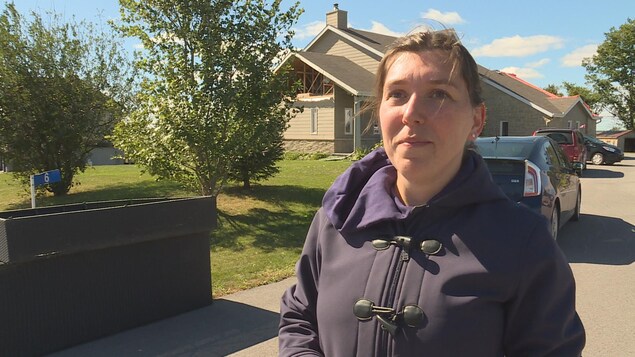 Leslie-Anne Barber répond aux questions d'une journaliste. Leslie-Anne Barber répond aux questions d'une journaliste.