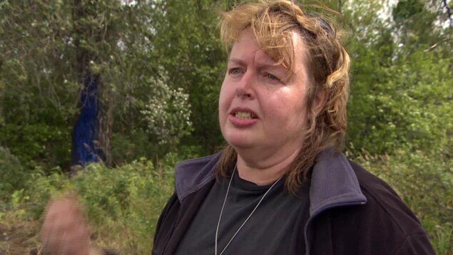 Leta Van Graevenitz devant un arbre bleu. Leta Van Graevenitz devant un arbre bleu.