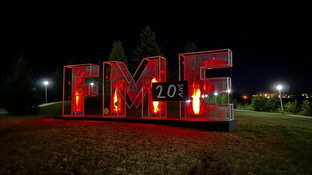 Des lettres géantes illuminées indiquent FME.