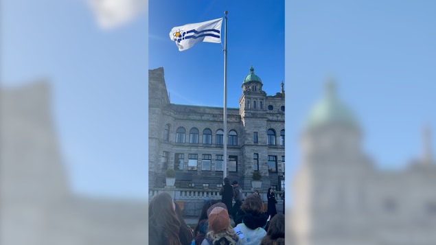 Le drapeau franco-colombien en train d'être levé devant l'Assemblée législative à Victoria.


