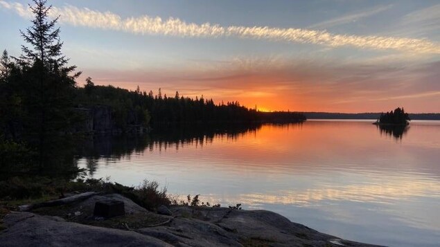 Un lever de soleil sur le lac Mantario à la fin septembre.