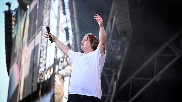 La vedette écossaise Lewis Capaldi suspend sa tournée pour raison de santé