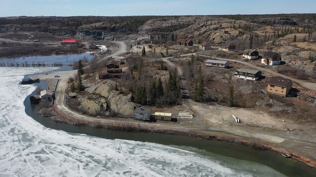 Vue aérienne des maisons qui appartenaient à la mine Giant, mai 2022 à Yellowknife.