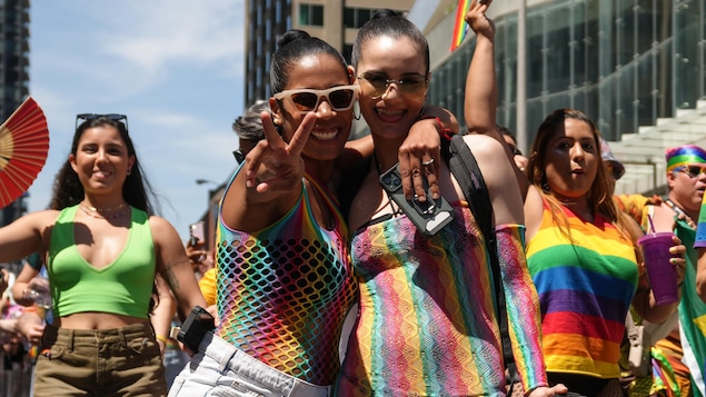 Des participants dans les rues de Toronto se laisse prendre en photo.