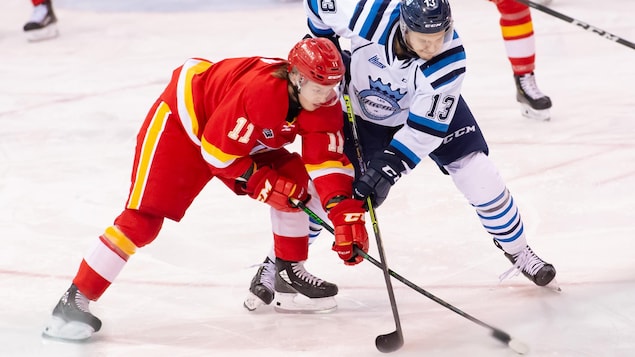 Deux joueurs s'affrontent sur la glace