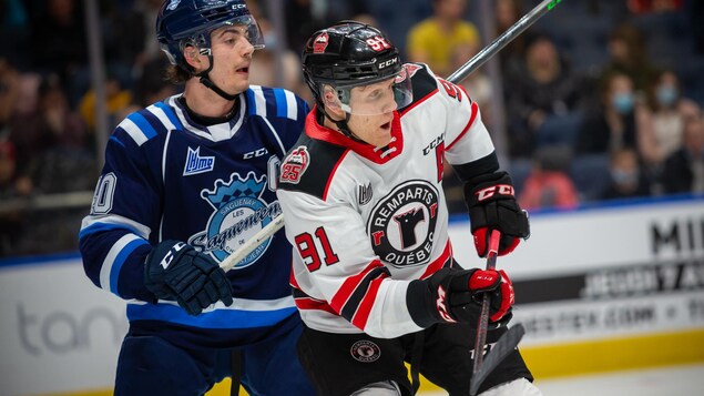 Les Saguenéens au pied du mur face aux Remparts