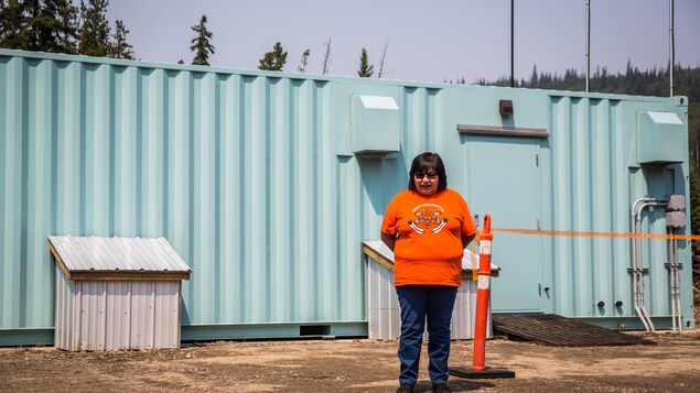 La jefa de la comunidad indígena Lhoosk'uz, Liliane Squinas, frente a la planta de tratamiento de agua.