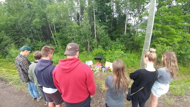 Sept jeunes se recueillent sur le site de l'accident. Sept jeunes se recueillent sur le site de l'accident.