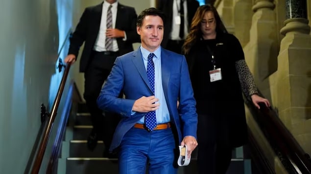 Prime Minister Justin Trudeau bumaba sa hagdan.