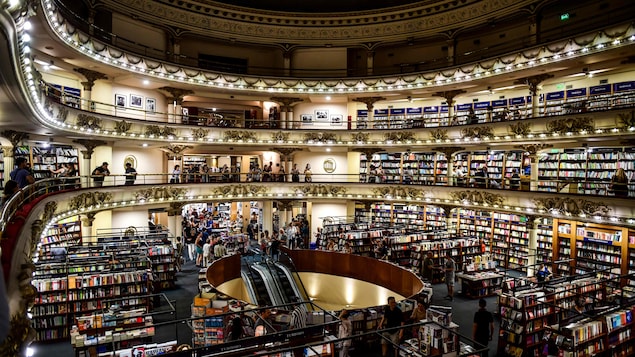 Le plancher principal de la librairie El Ateneo, en vue plongeante depuis un balcon du 2e étage.