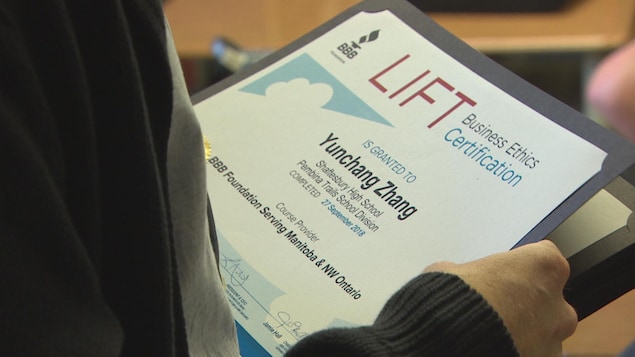 Un certificat LIFT du cours d'éthique professionnelle.