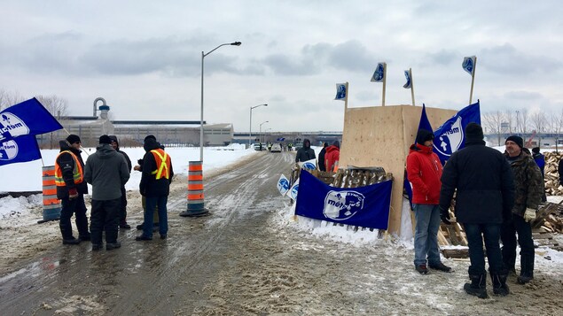 Travailleurs en lock-out devant l'usine à Bécancour Travailleurs en lock-out devant l'usine à Bécancour
