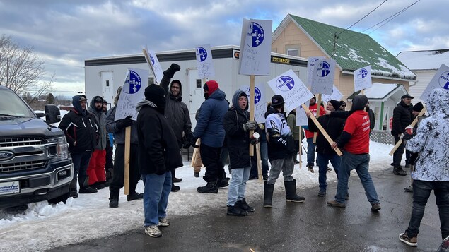 Les travailleurs à la fonderie Bradken de Mont-Joli en grève
