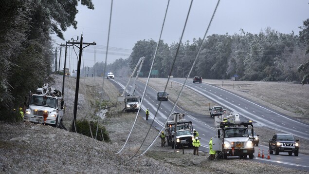 Une ligne électrique endommagée par le verglas. Une ligne électrique endommagée par le verglas.