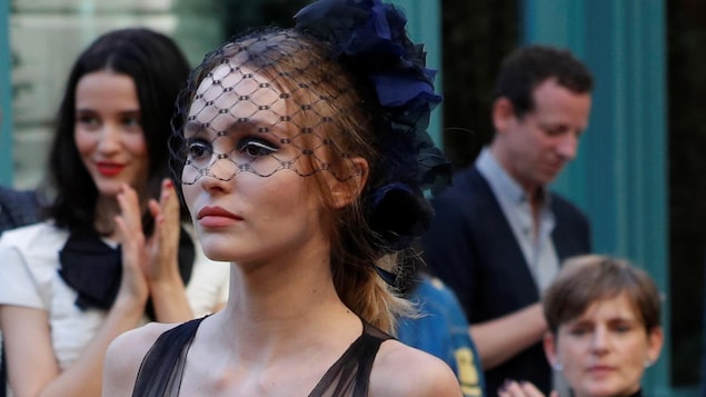 Une mannequin lors d'un défilé de mode,